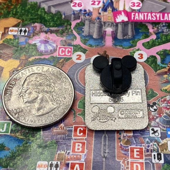 2008 Hidden Mickey family Baby Pin - Picture 3 of 4